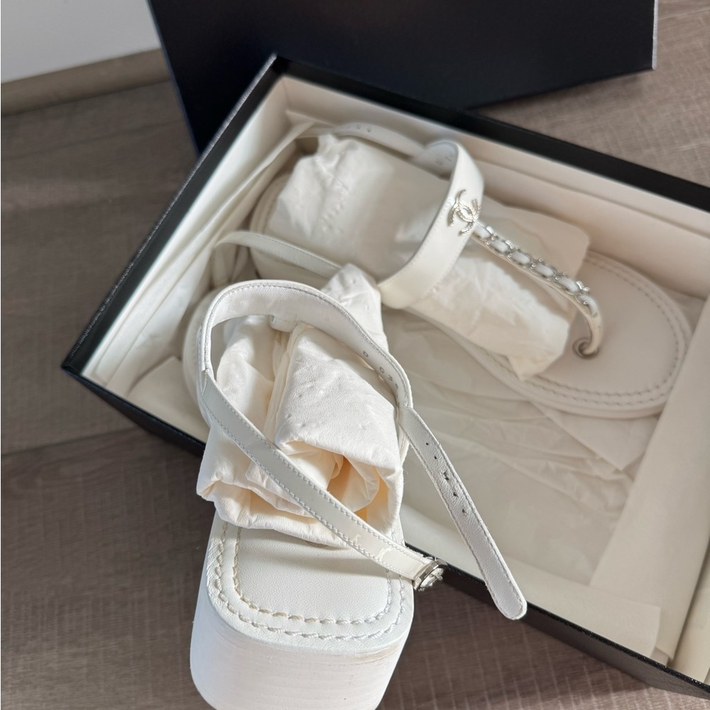 Chanel Patent leather white sandal - Picture 7 of 7
